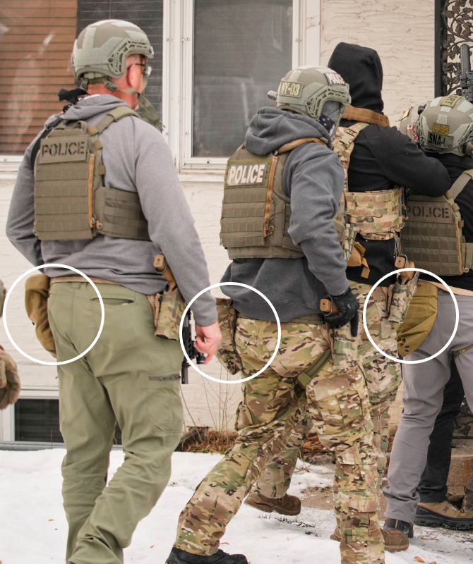 执法人员佩戴的棕黄色及迷彩弹匣袋 图源:美媒报道配图