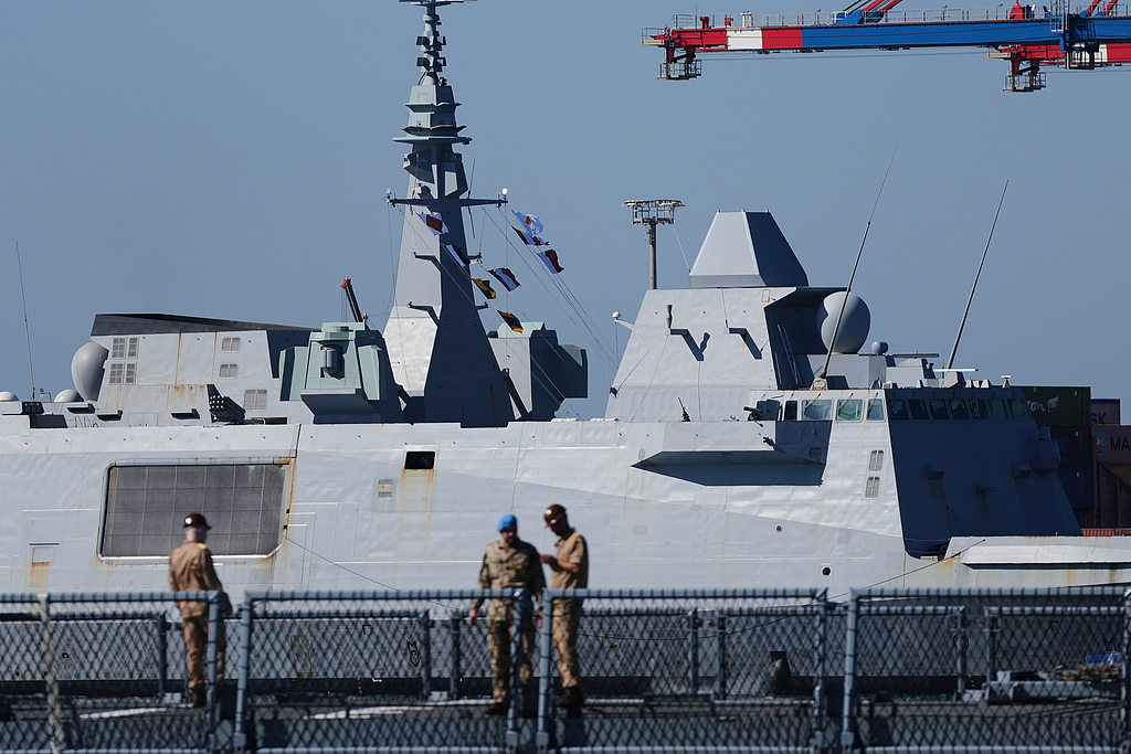 当地时间10日，一艘法国护卫舰驶入塞浦路斯利马索尔港，联合国驻黎巴嫩临时部队（联黎部队）&ldquo;北莱茵-威斯特法伦&rdquo;号护卫舰的水兵在前方警戒。（视觉中国）