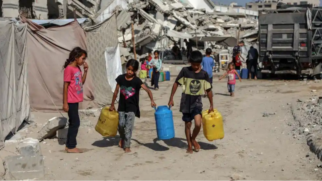 7月17日，巴勒斯坦儿童在加沙城取水。