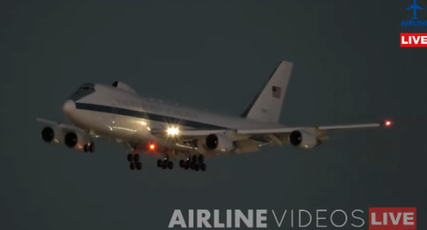 当地时间1月8日，被称为&ldquo;末日飞机&rdquo;的波音E-4B军机被拍到降落在洛杉矶国际机场。