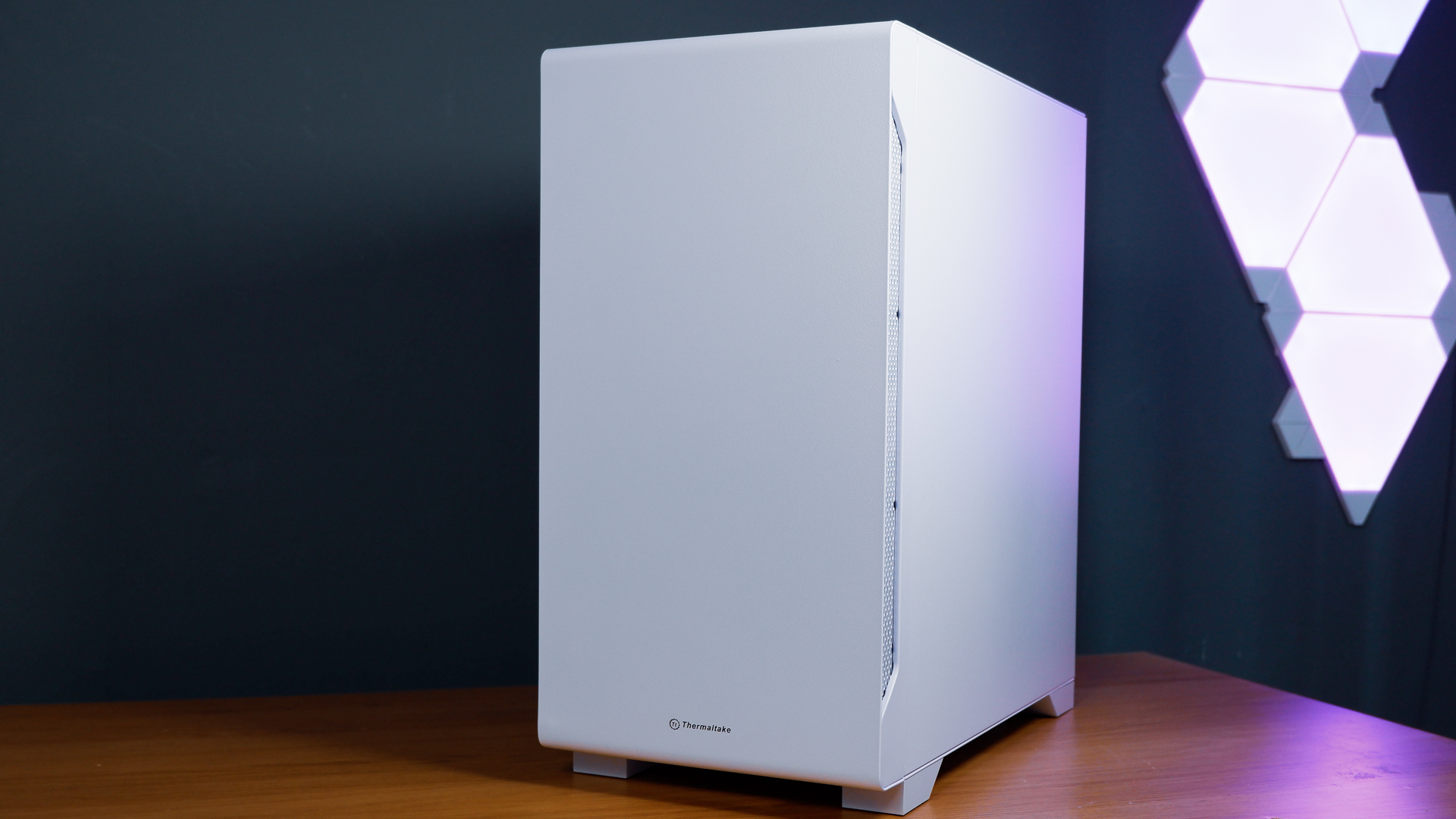 A white gaming PC built using a Thermaltake PC case, Cooler Master fans, and an AMD CPU.