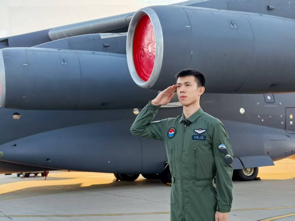 “00后”运-20运输机飞行员金志鼎。
