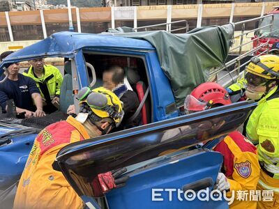 快訊／國1接基隆東岸高架3車連環撞　駕駛受困畫面曝&hellip;消防急救人