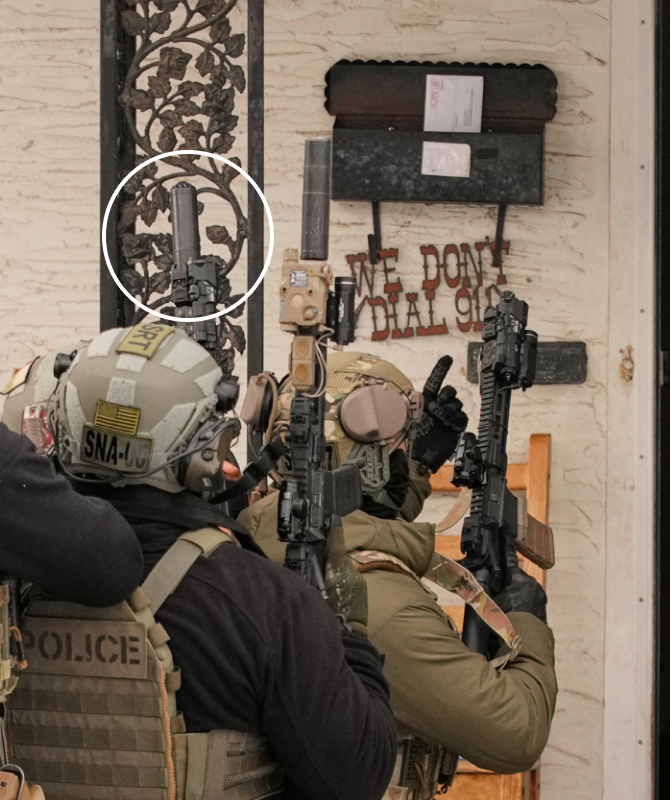 执法人员步枪末端安装的消音装置 图源:美媒报道配图