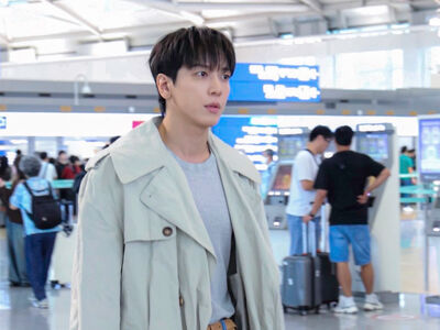 鄭容和抵台機場造型太帥！MK包搭「小籠包吊飾」傍晚現身台北101見粉絲