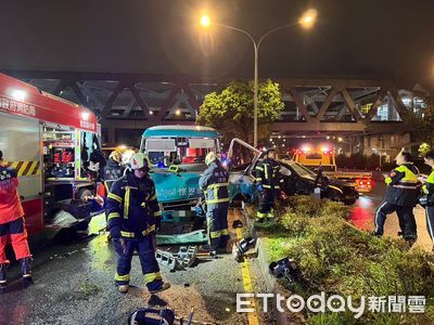 快訊／新店轎車撞分隔島「衝入對向」再撞懷恩專車　3人受傷