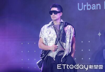 蔣萬安走秀「裝高冷」笑場破功　穿設計師訂製服挺「台北好時尚」