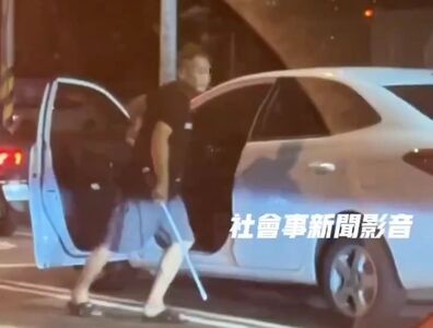 台中行車糾紛「雙鋸男」揮鐵條嗆聲　野馬轎跑車嚇到往後嚕