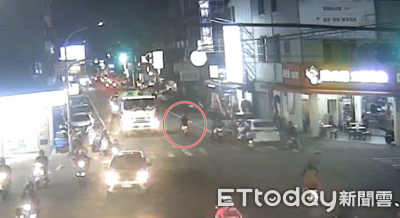 台南婦穿越馬路倒垃圾　遭電動車撞上「騎士噴飛」雙雙送醫