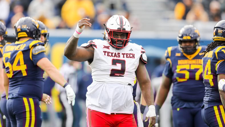 Lee Hunter signaling from the field during a Texas Tech game. Vikings mock draft Lee Hunter.