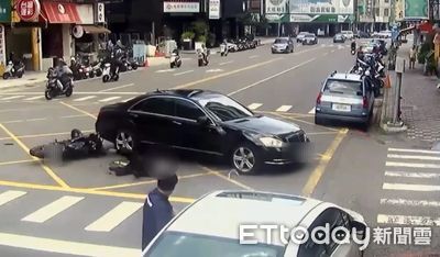 高雄機車路口高速撞賓士！零件噴飛騎士噴飛重摔　恐怖畫面曝