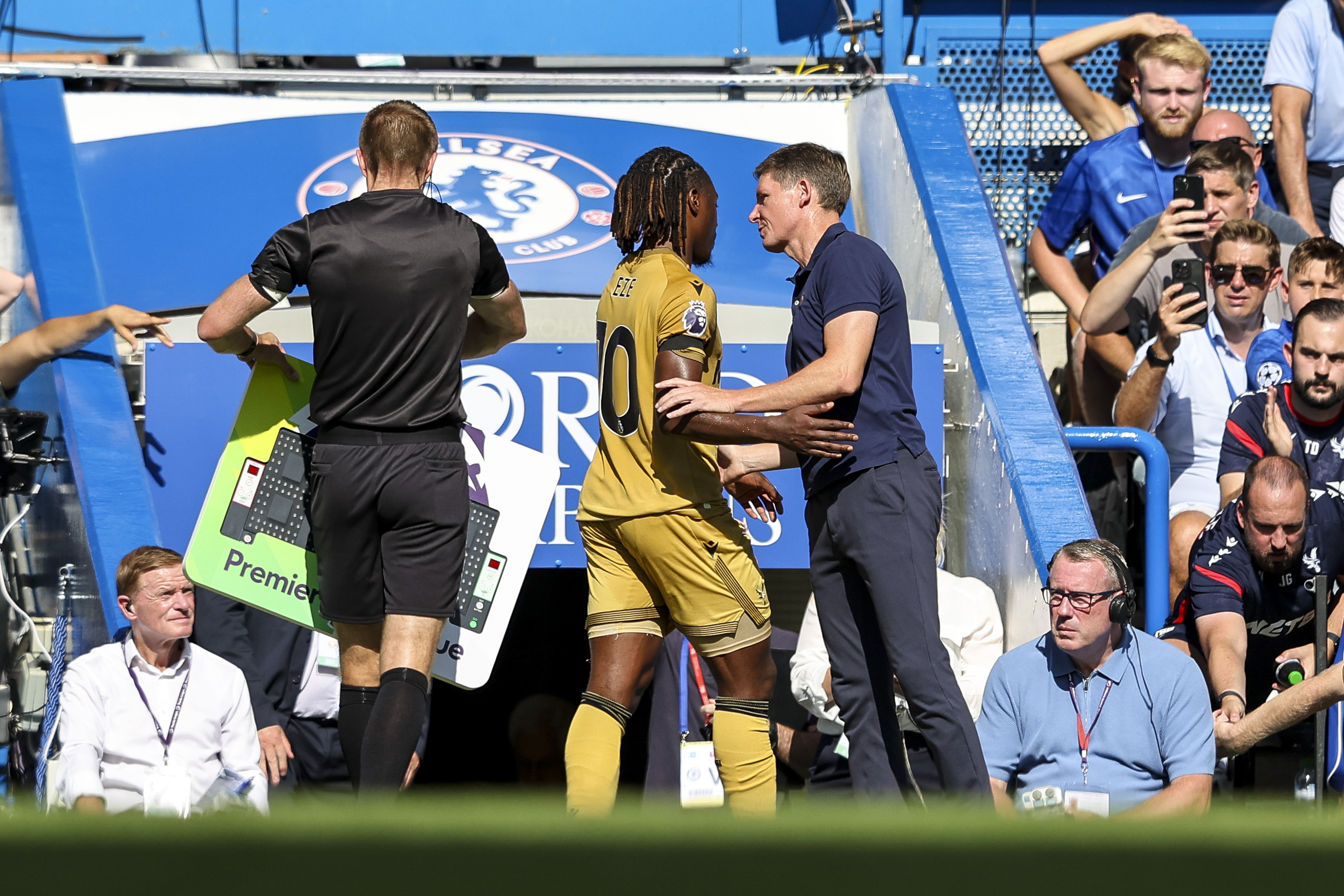 LONDON, ENGLAND - AUGUST 17: Head Coach Oliver Glasner subs Eberechi Eze of Crystal Palace during the Premier League match between Chelsea and Crystal Palace at Stamford Bridge on August 17, 2025 in London, England. (Photo by Robin Jones/Getty Images)