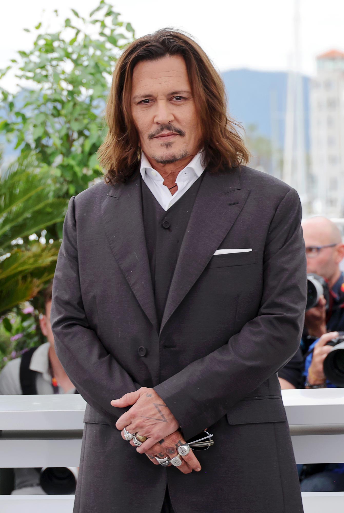 The Biggest Name Drops in Charlie Sheen s Memoir From Johnny Depp to Matthew Perry and More GettyImages 1490937852