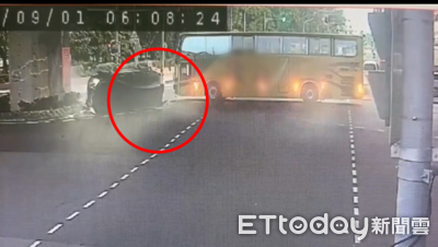 都闖紅燈！高雄休旅車遭遊覽車擊落　失控撞倒號誌牌側翻