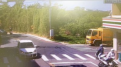 惡劣片！自小客車過彎正面逆撞機車　駕駛沒下車直接跑了