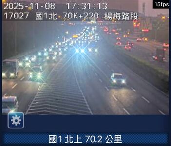 無牌自小客硬上五楊高架！拒警攔查一路逃　自撞護欄終被逮