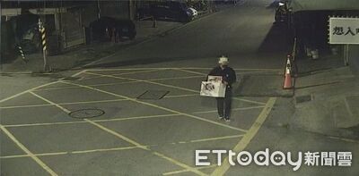 忍不住！新北男無償抱走娃娃機店「一番賞」　警調監視器逮人