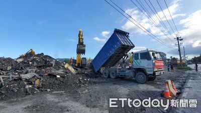 災區淤泥全堆這！24H不間斷清運「累計破萬噸」　暫置場快堆滿