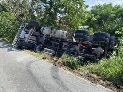 彰化芬園混凝土車失控翻覆　消防破窗救出駕駛送醫