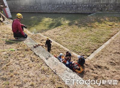 快訊／高雄男垂釣跌落滯洪池摔斷腿　消防架繩索救援