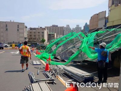 高雄工地出事了！拆到一半「鷹架整排倒」慘況曝　市府勒令停工