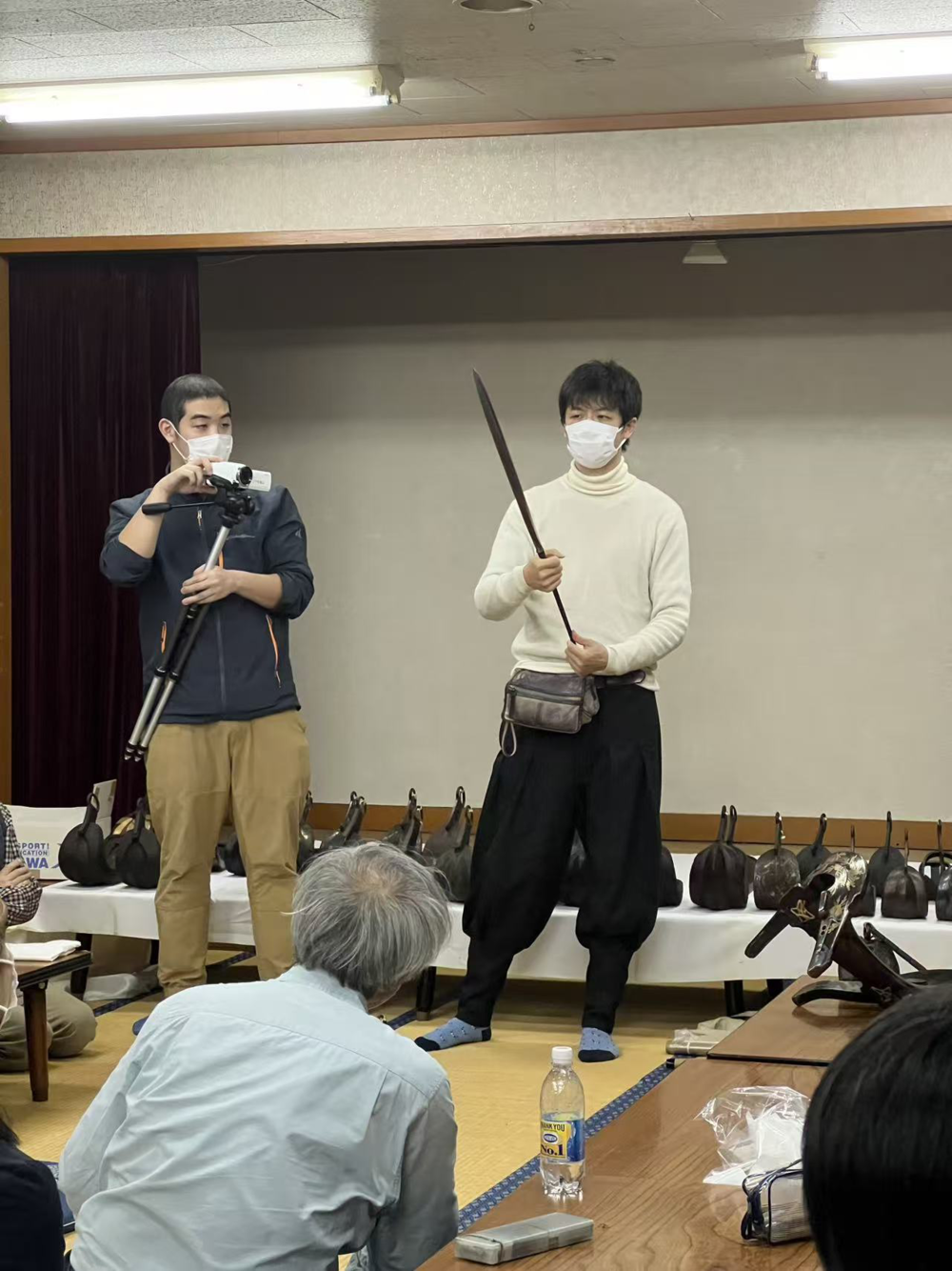 中国小伙儿杀进日本千年刀剑产业