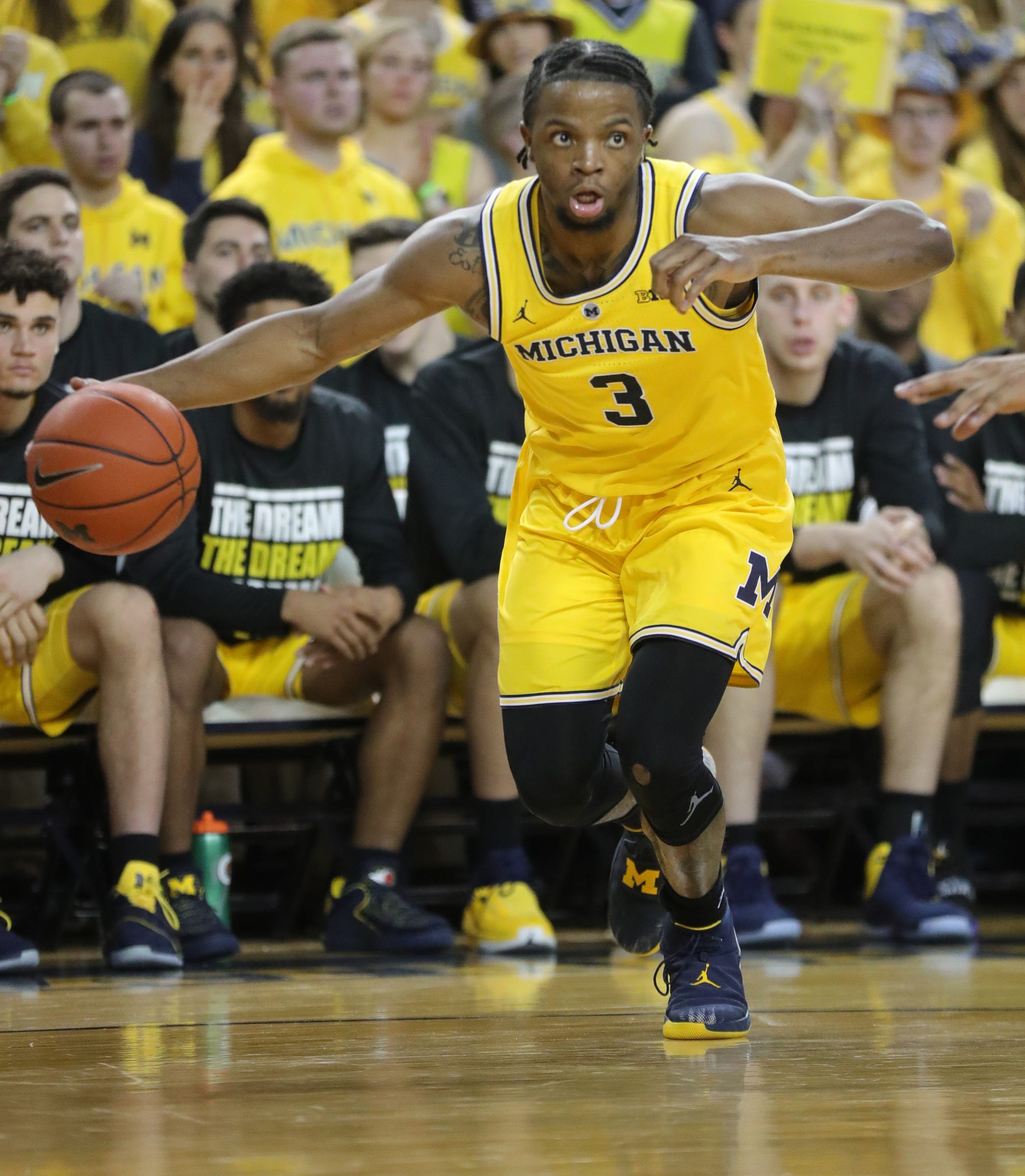 Michigan guard Zavier Simpson drives against Minnesota during second-half action Tuesday, Jan. 22, 2019 at Crisler Center in Ann Arbor.