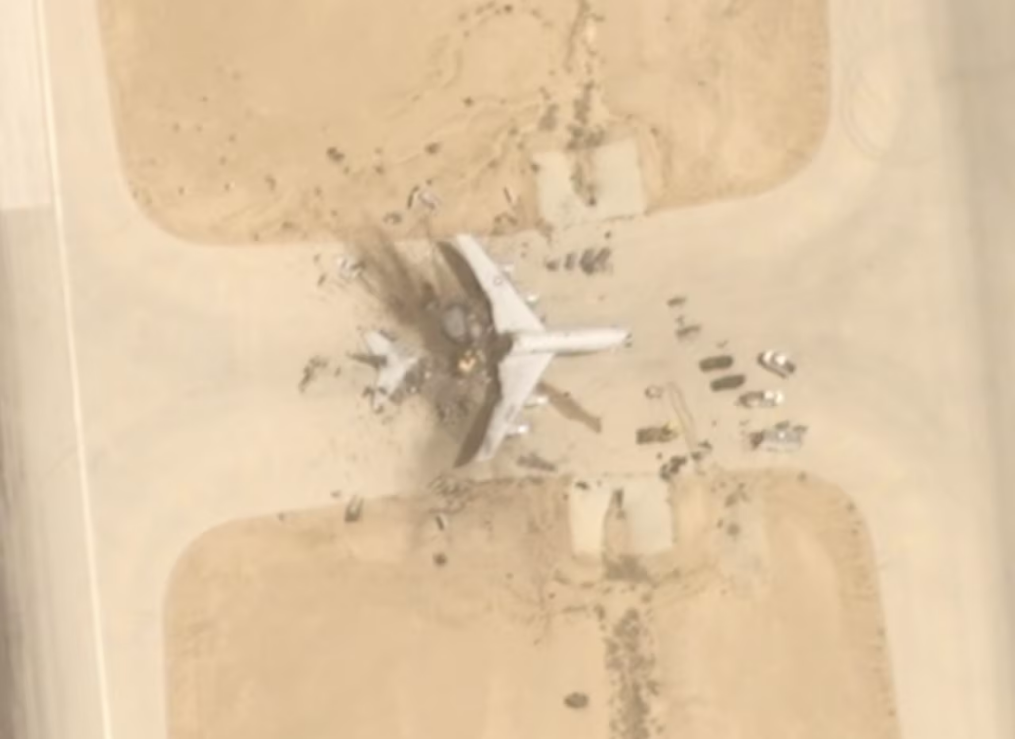 3月29日拍摄的卫星图像显示，美军一架E-3&ldquo;哨兵&rdquo;预警机在沙特苏丹王子空军基地被摧毁。图源：美媒