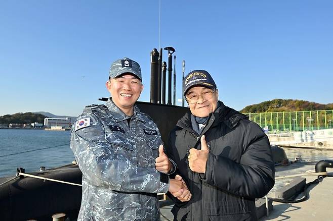 11月19日,共同指挥了“张保皋”号在韩国海军的最后一次航行后,李济权与安炳九合影