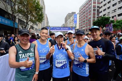 蔡明忠董事長連12年挑戰半馬！富邦金控「有志一同」員工志工團守護台北馬