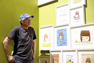 奈良美智穿台灣設計牛仔褲帥翻！親發文致謝「離帥大叔更近一步」