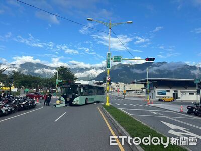 花蓮火車站附近車禍！行人過馬路遭公車捲困車底　頭部重創命危