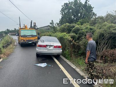 台南男遊屏東「會車卡水溝」　內埔警急找吊車助脫困