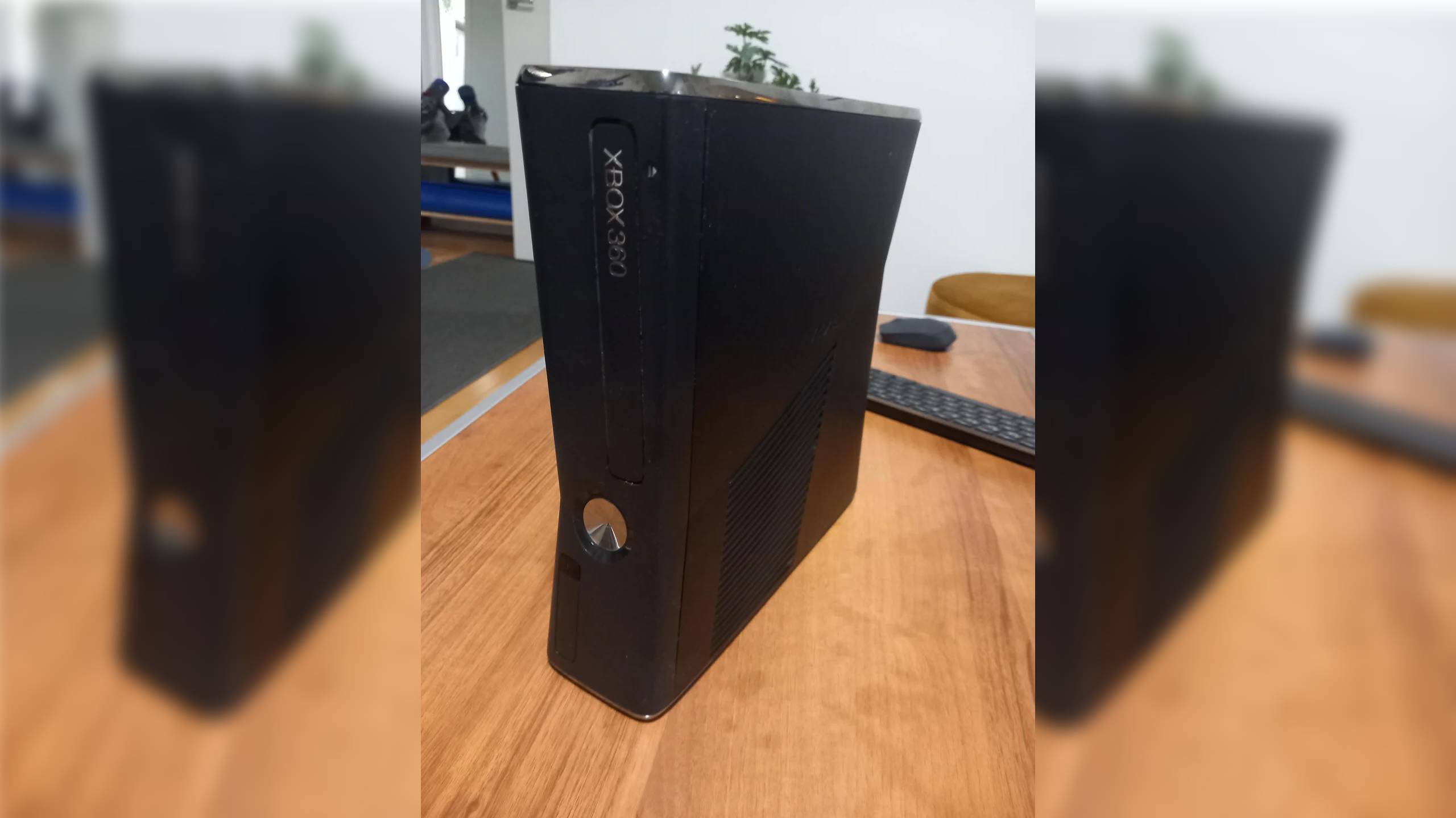 RazQ_'s gaming PC sleeper build, packaged inside the frame of an Xbox 360 Slim