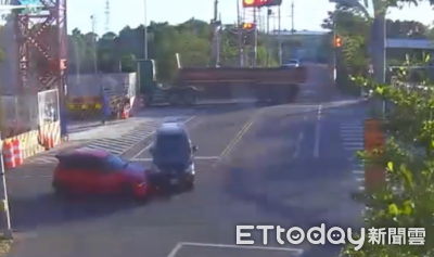 荒唐畫面曝！桃園男遭「闖紅燈轎車撞」　6人棄車裝沒事逃了