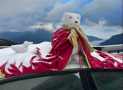 冷氣團發威！合歡山降冰霰銀白世界美翻　民眾堆「紅披風雪熊」