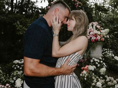 泰勒絲被3000萬巨鑽套牢了　曬古礦「鴿子蛋」宣布訂婚