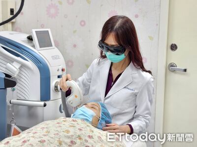 滑手機追劇追到眼睛張不開　醫揭乾眼症警訊