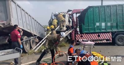 快訊／台南2大貨車橋上碰撞！1車「衝進魚塭」　駕駛搶救無效亡