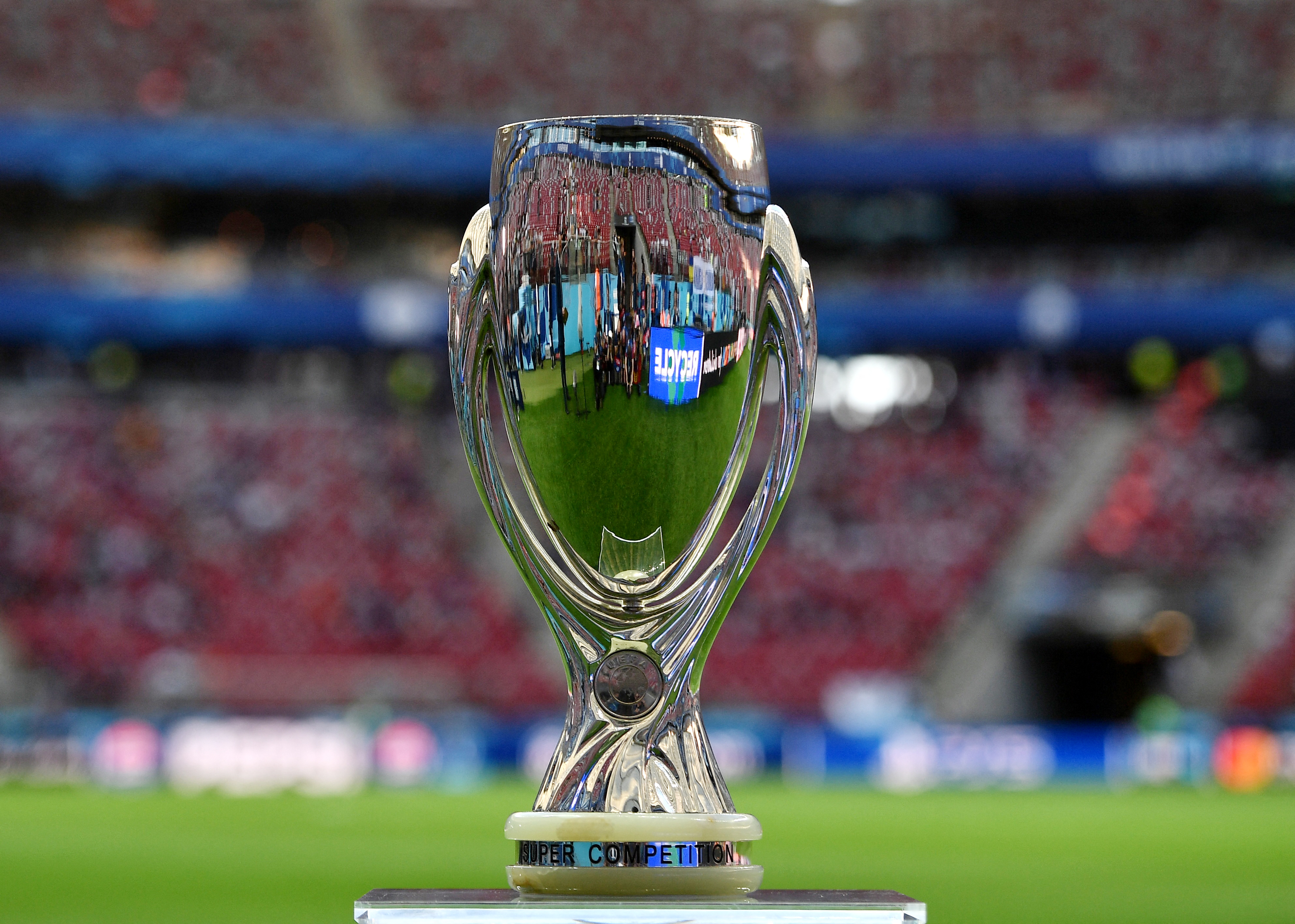 Soccer Football - Super Cup - Real Madrid v Atalanta - National Stadium, Warsaw, Poland - August 14, 2024 General view of the UEFA Super Cup trophy on display before the match REUTERS/Jennifer Lorenzini