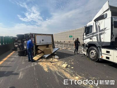 台88線拖板車變換車道釀3連撞！貨車翻覆「豆皮」掉滿地