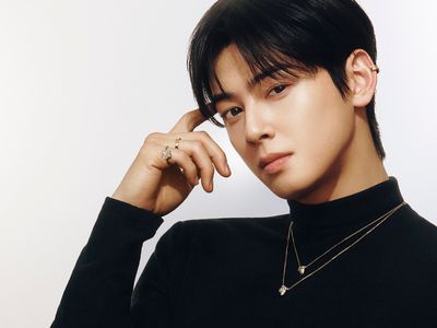 「臉蛋天才」車銀優當兵時尚照先存檔　黑衣配蜜蜂珠寶帥炸