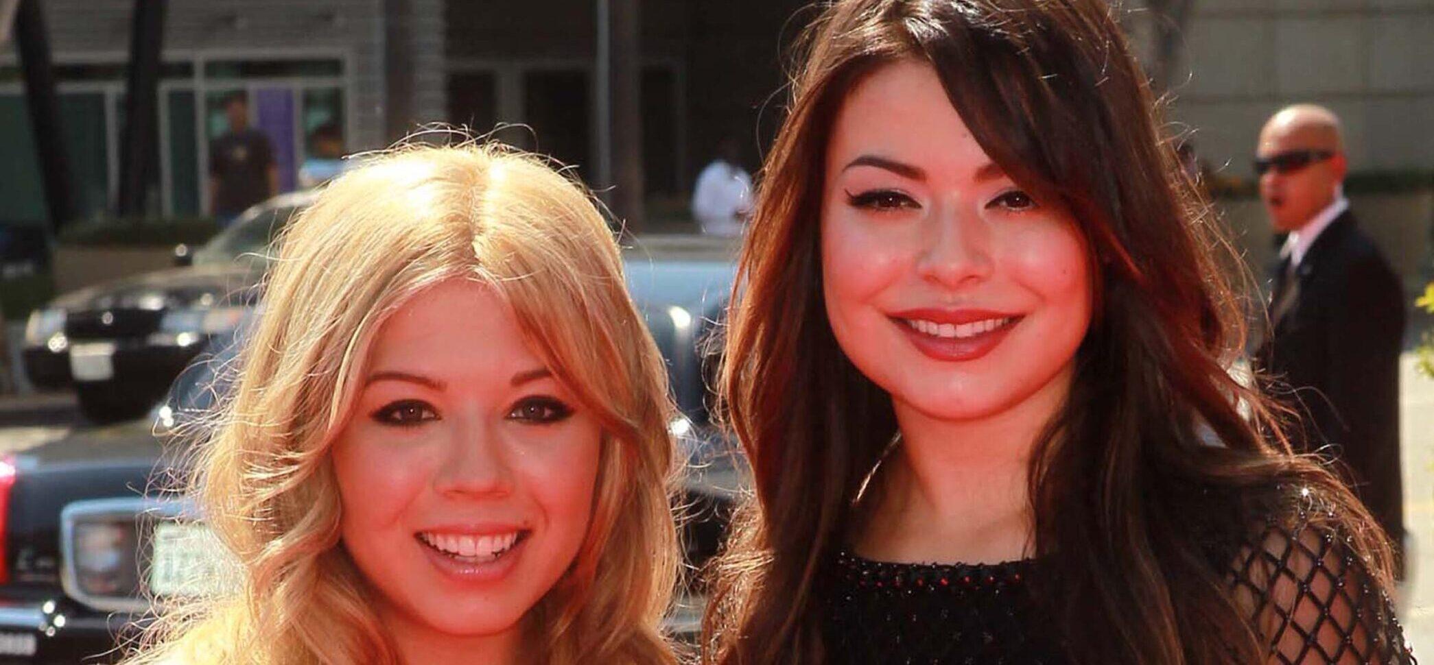 Jennette McCurdy and Miranda Cosgrove posing together on the red carpet.