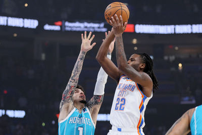 太離譜！雷霆小將華萊士籃框後拋進「不可能角度」神球