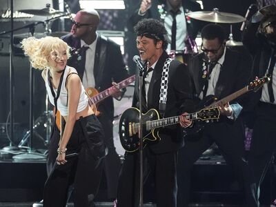 Ros&eacute;疊搭Tiffany珠寶展搖滾魅力　高唱〈Apt.〉嗨翻葛萊美