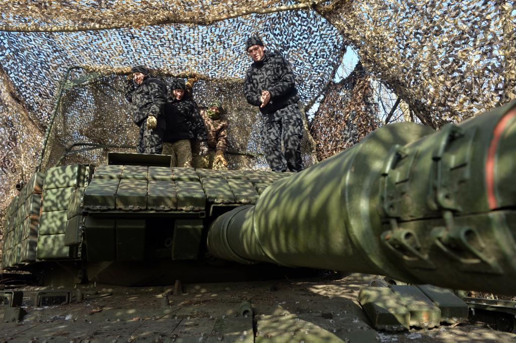 乌军第5独立重型机械化旅第1坦克营士兵在检查坦克。