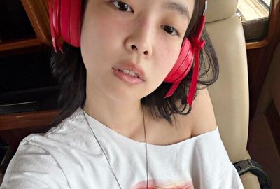 Jennie聯名大紅蝴蝶結耳機開賣！IG自拍照早劇透　超夢幻細節網暴動