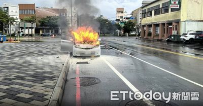 台南火燒車！行駛中突冒煙起火　女駕駛急停路邊逃生
