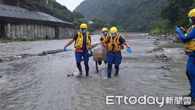 快訊 ∕ 中橫大甲溪河床浮屍卡岸邊　民眾嚇壞急報警