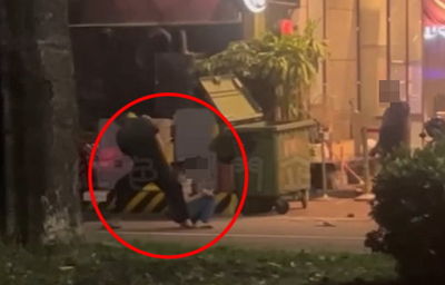 女友不戒菸！高雄男當街痛毆「掃把打斷」扯髮拖行